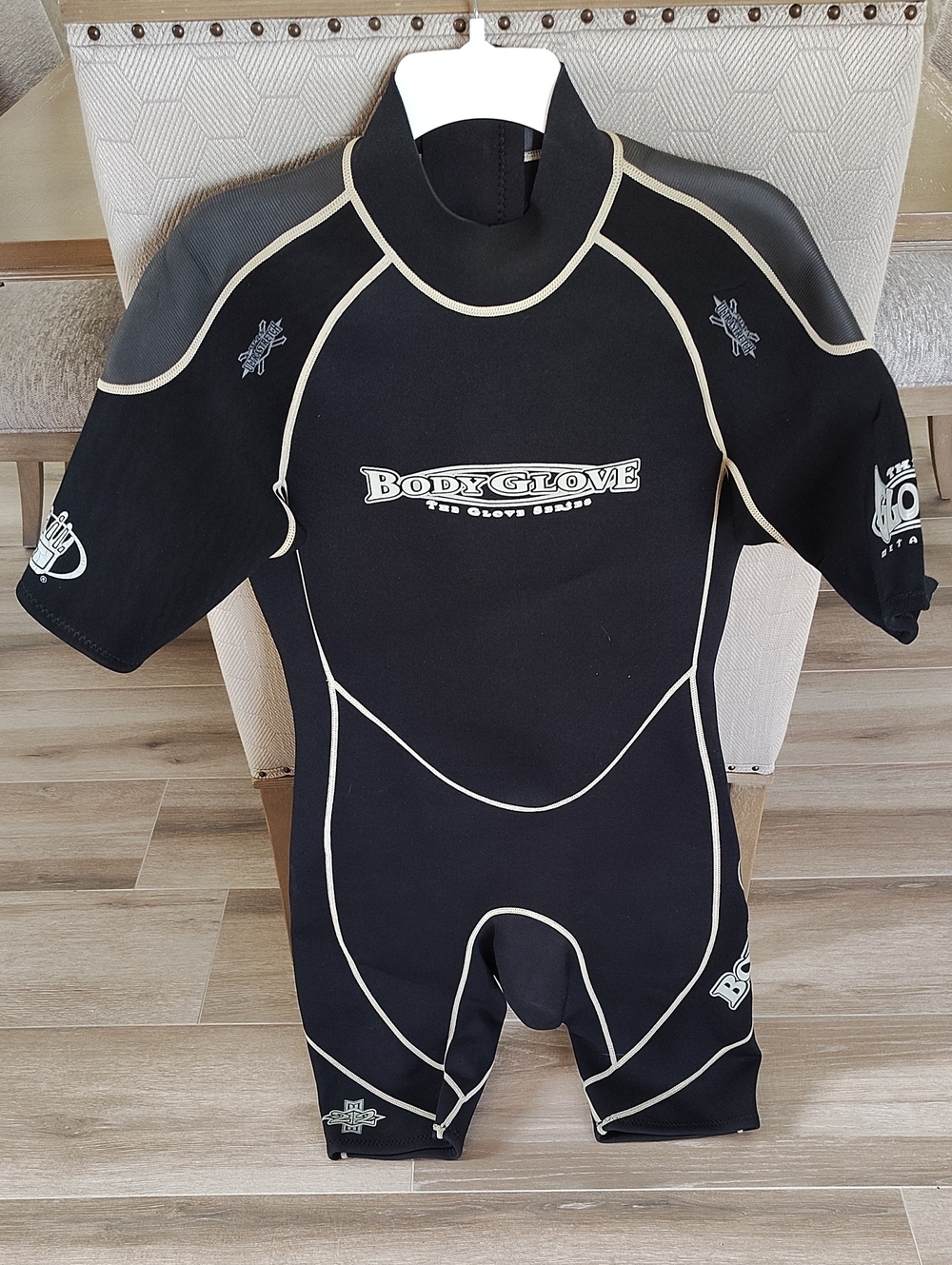 Body Glove Black Shorty Neoprene Mens Wetsuit with Cream Piping Surfing Sking